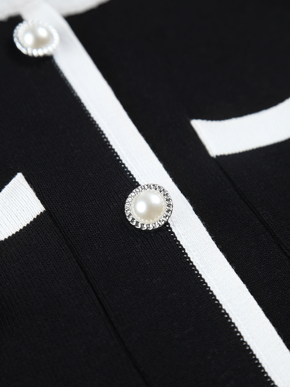 Kiana | Robe pull courte sans manches à boutons et poches multiples 